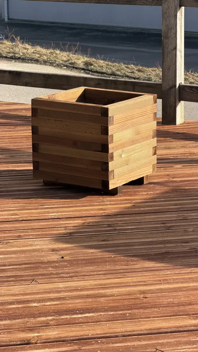 Jardinière carrée en bois massif à assemblage croisé pour fleurissement communal
