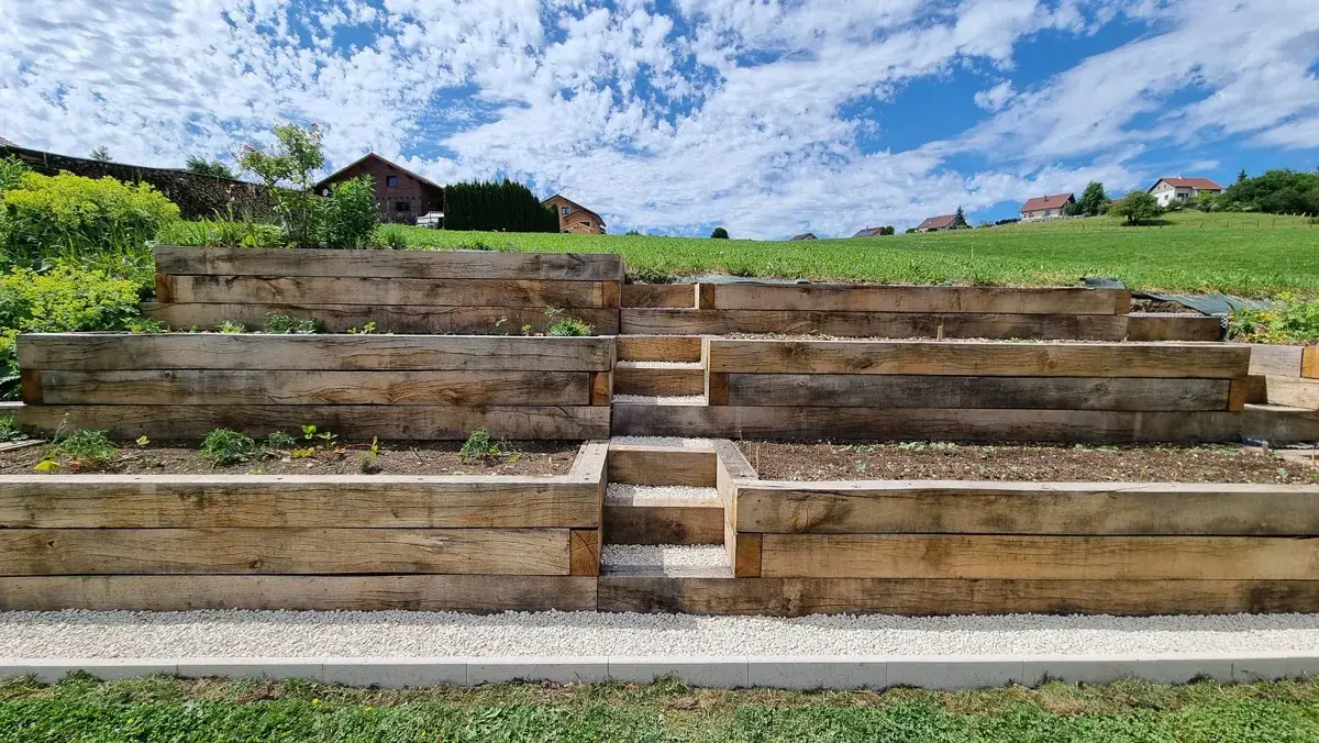 Aménagement de talus en jardinières-restanques de traverses de chêne massif