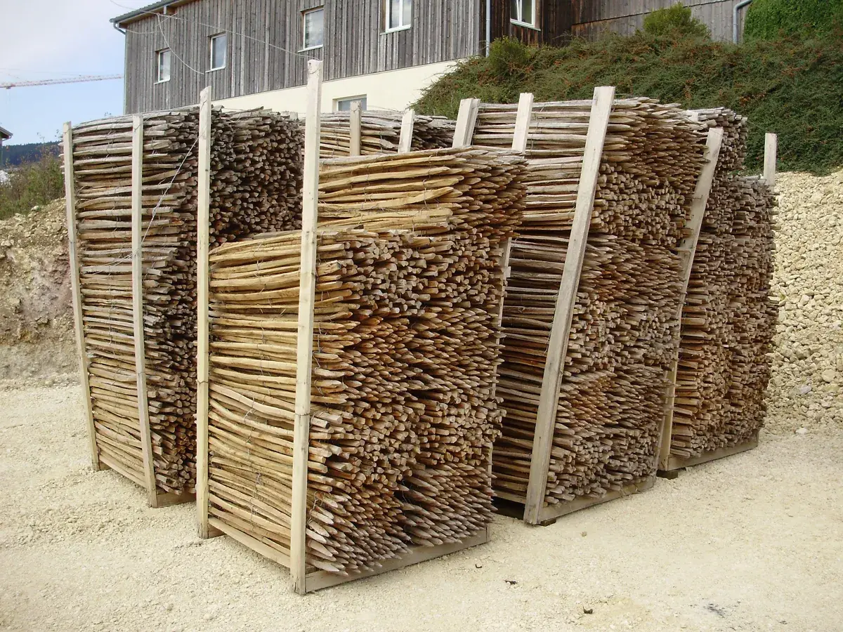 Stock de piquets et ganivelles sur le site de production — SNMB fabricant